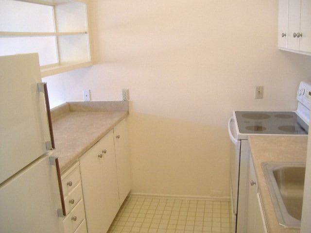Interior Photo - 525 E Roy St