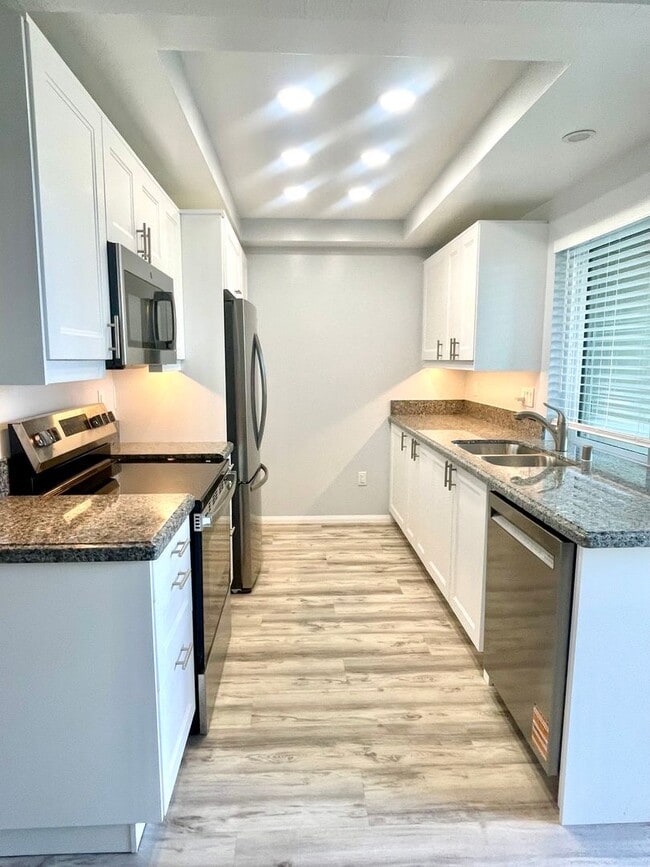 Building Photo - Del Mar Heights 1 br condo