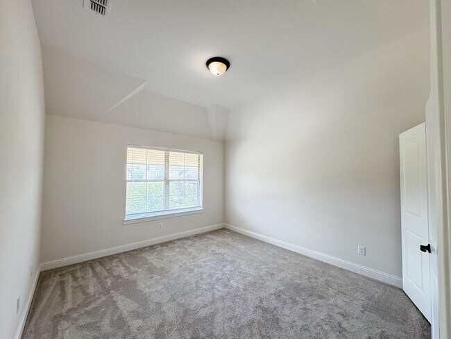 Building Photo - 7952 Ashwood Ln