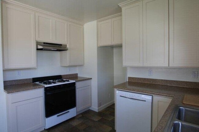 Building Photo - DEPOSIT PENDING 4 Bedroom 2 Bathroom House in Quiet Neighborhood