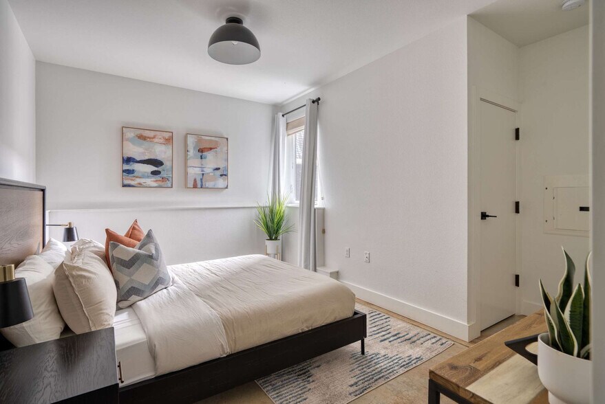 Building Photo - 4980 N Vancouver Ave