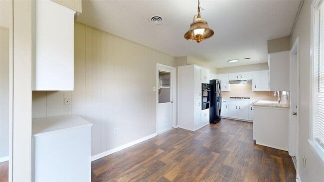 Building Photo - 302 Laurel St