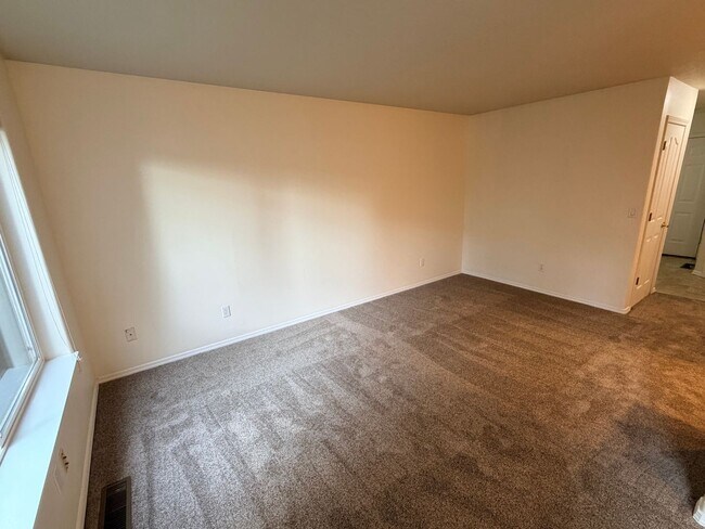 Building Photo - *Half-Off 1st Month's Rent!* Large Three Bedroom Duplex in Keizer