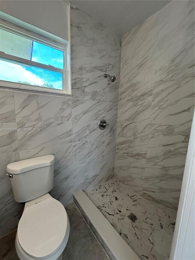 Building Photo - 15020 NE 6th Pl