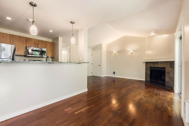 Building Photo - Updated Condo Close to Downtown Redmond and Microsoft!