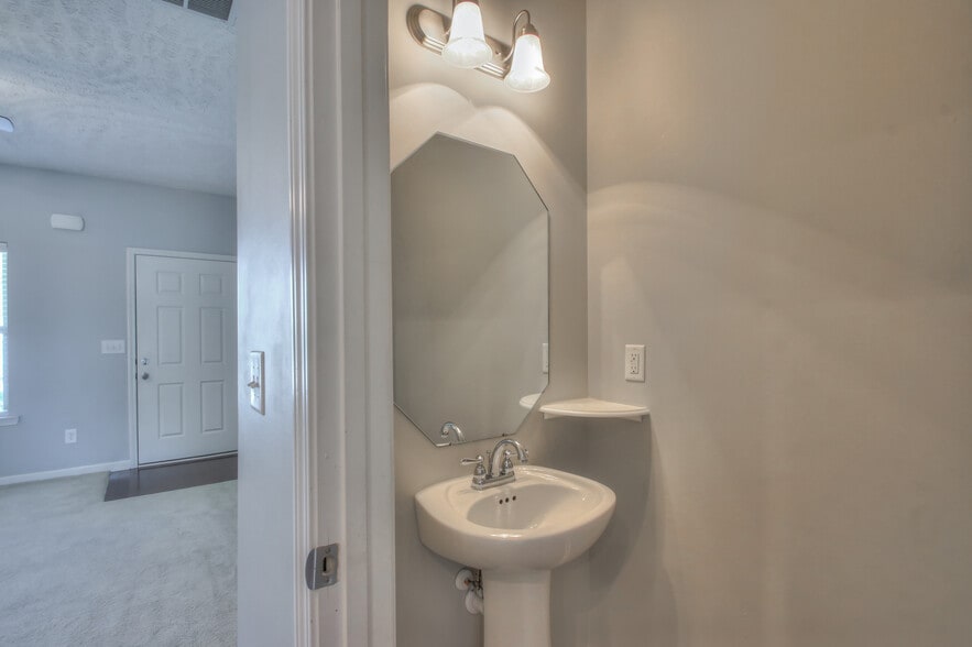 Half Bath - 1514 Sprucedale Dr