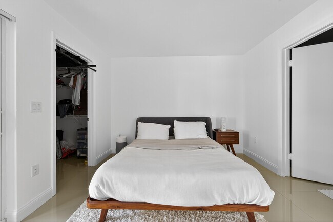 Building Photo - 4807 Via Palm Lakes Via