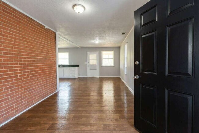 Building Photo - 1917 Watkins Dr