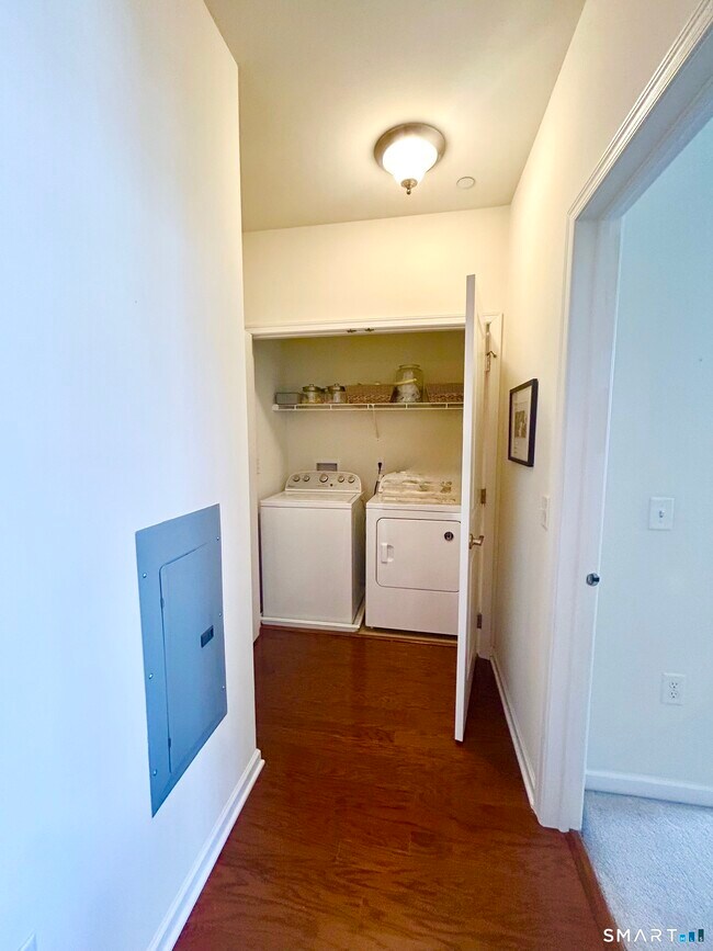 Building Photo - 414 Center Meadow Ln