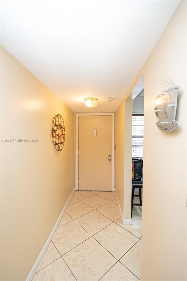 Building Photo - 3531 Inverrary Dr