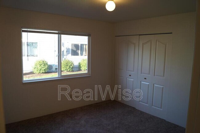 Building Photo - 2141 NW North Hill Dr