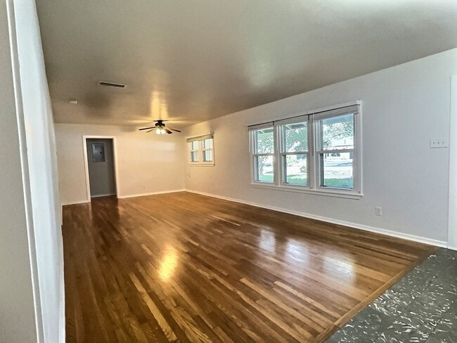 Building Photo - 635 Rockhill Dr