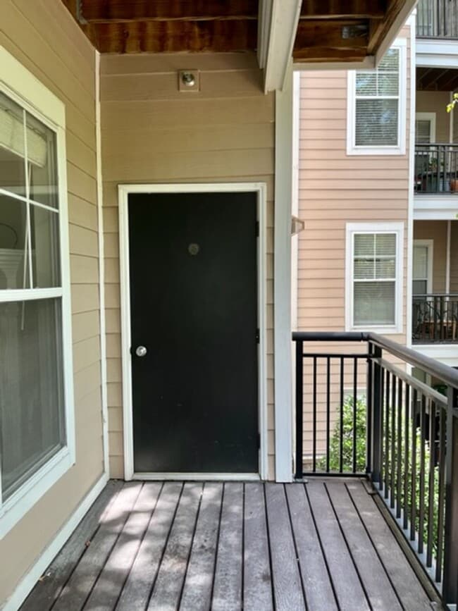 Building Photo - Large and quiet 1 BR 1 BA overlooking cour...