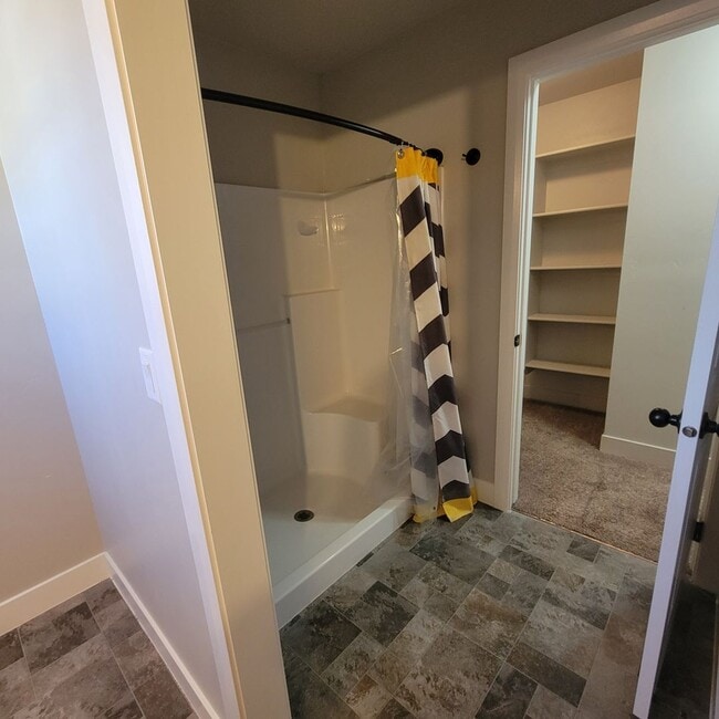 Building Photo - Spacious Modern Townhome