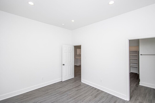 Building Photo - 306 S Schiller St