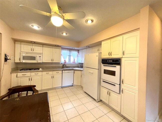 Building Photo - 15 Sherry Ln