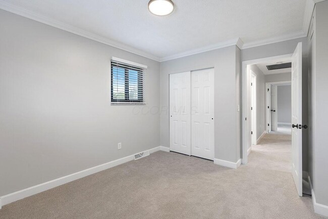 Building Photo - 554 Pointview Dr