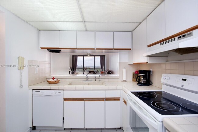 Building Photo - 2555 Collins Ave