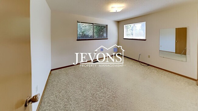 Building Photo - Spacious single-family home with a large f...