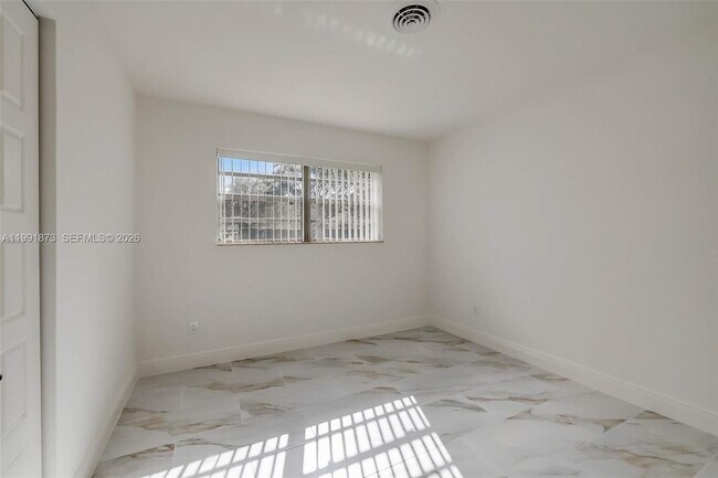 Building Photo - 1601 SW 32nd Pl