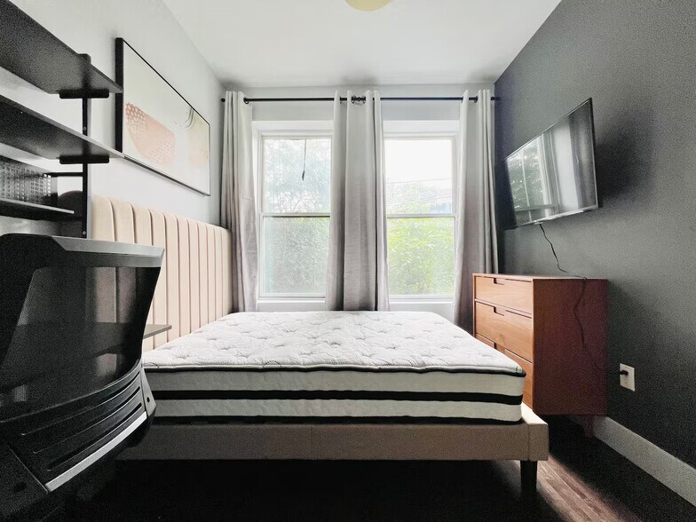 Building Photo - Furnished room/NOT APARTMENT