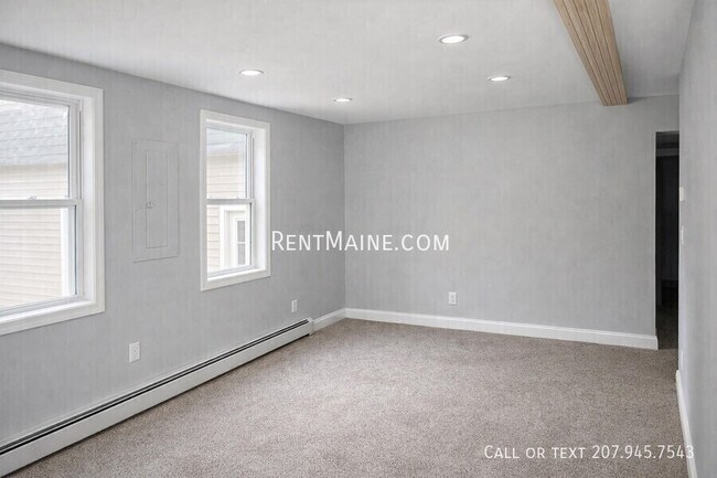 Building Photo - 492 Main St