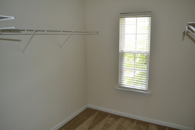 Building Photo - Great Townhome in Abbotts Glen!