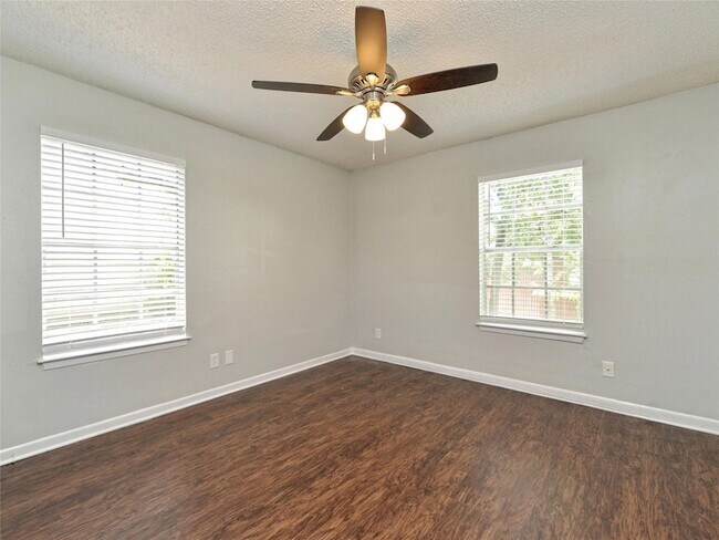 Building Photo - 1010 Cushing Dr