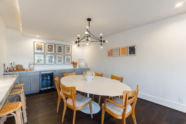 Building Photo - 2701 Westheimer Rd