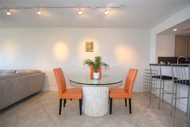 Building Photo - 1021 Hillsboro Mile