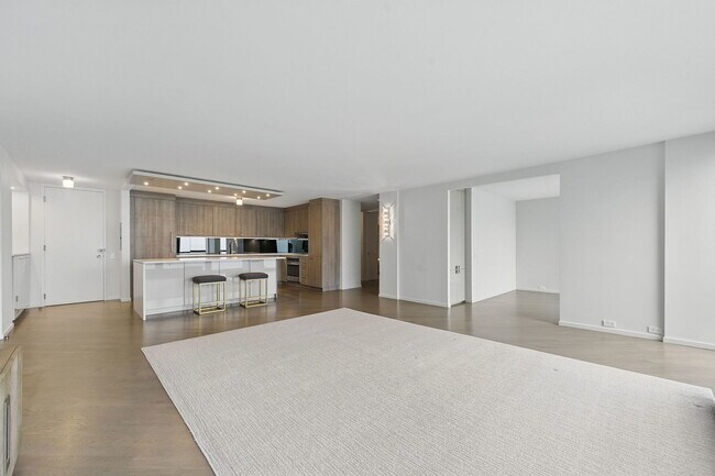 Building Photo - 910 N Lake Shore Dr