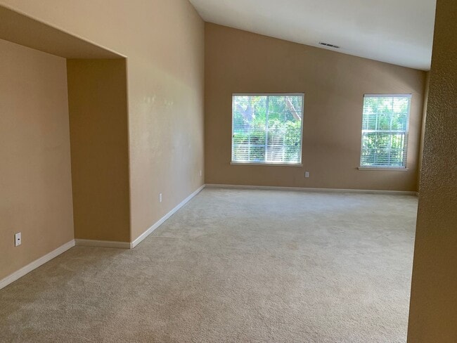 Building Photo - Paradise Valley Home!