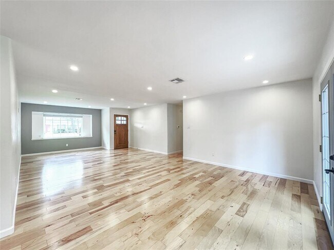 Building Photo - 5923 Dawnridge Dr