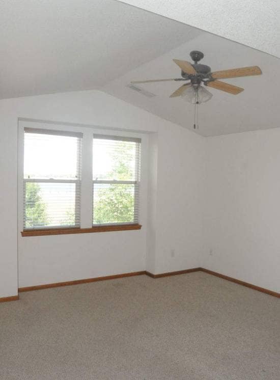 Building Photo - Beautiful 3 bedroom, 2.5 bath Townhome wit...