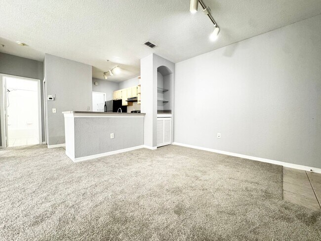 Building Photo - Renovated 2/2 Condo located in Visconti! - New Carpet