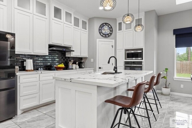 Building Photo - 29 N Queen Palm