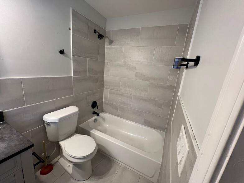 Building Photo - Room in Duplex on Cedar Ave NW
