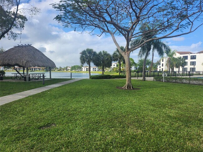 Building Photo - 215 Lake Pointe Dr