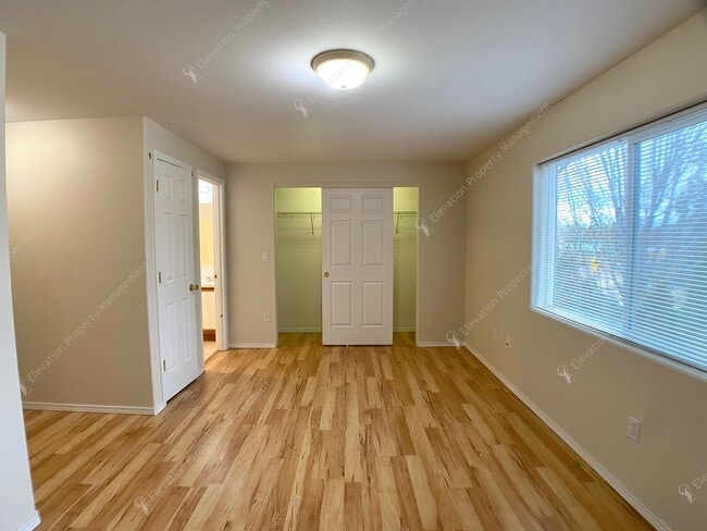 Building Photo - Bright 3 BR - 3 BA Townhouse in Redmond