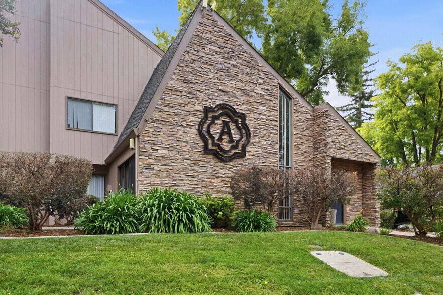 Building Photo - 523 Woodside Oaks