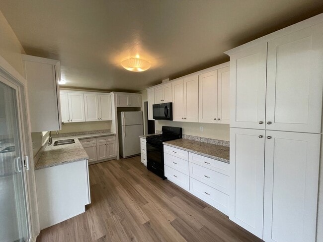 Building Photo - Large 5 bed 2 bath house