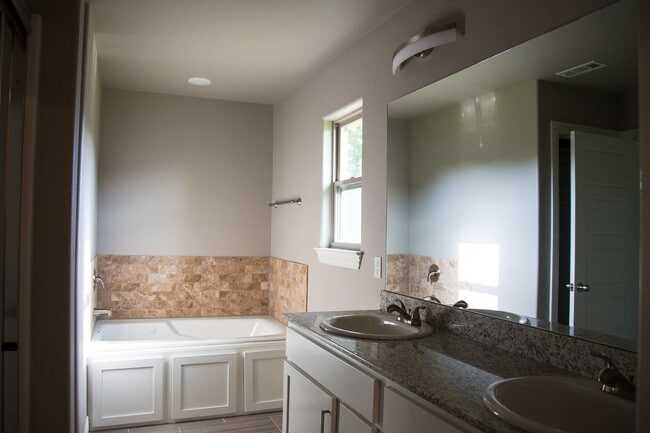 Building Photo - Beautiful Home in Bentonville