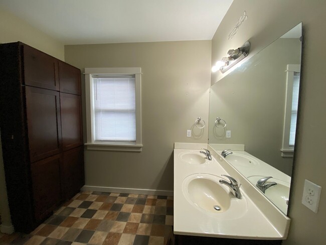 Building Photo - 923 Russel St - 3/Bed 1.5/Bath located in the Edison neighborhood