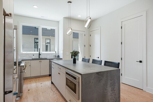 Building Photo - Stunning Salemtown Townhome!