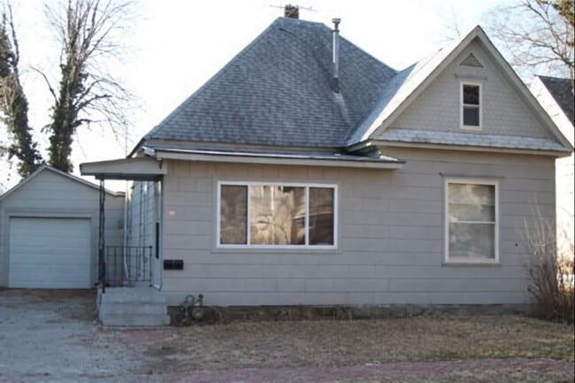 Building Photo - Under Renovation - Coming Soon - 2 Bed, 1 Bath - Parsons, KS
