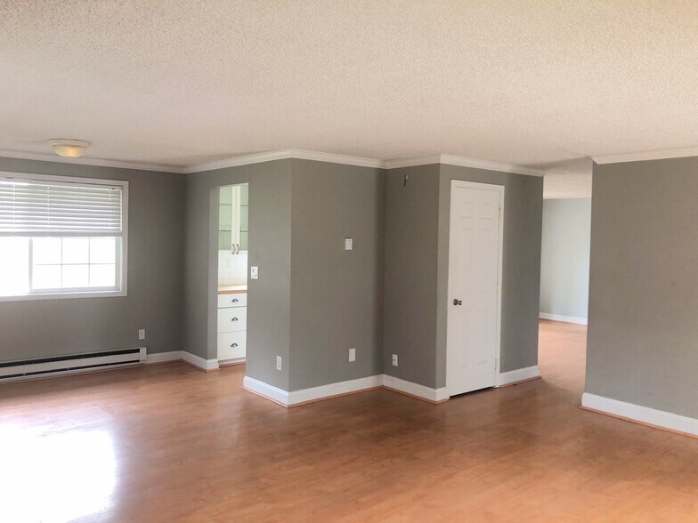 Building Photo - 3 Bed 1.5 Bath Rambler!