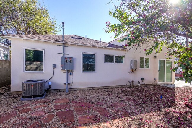 Building Photo - 621 W Glenoaks Blvd