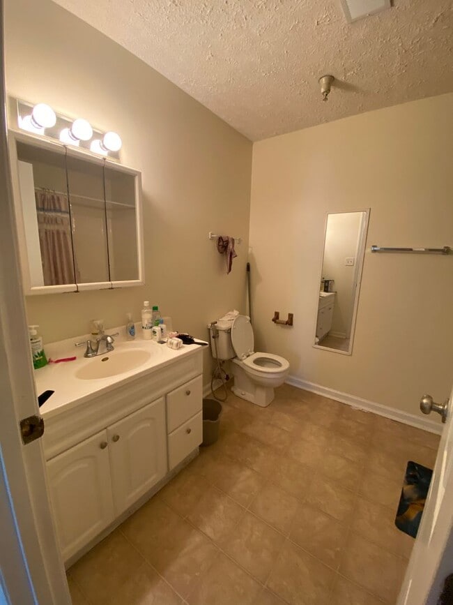 Building Photo - 3-Bedroom Apartment Near IU Bloomington Campus