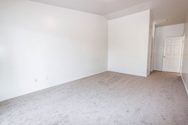 Building Photo - 3 bed 3 bath Townhome in Boulder Park