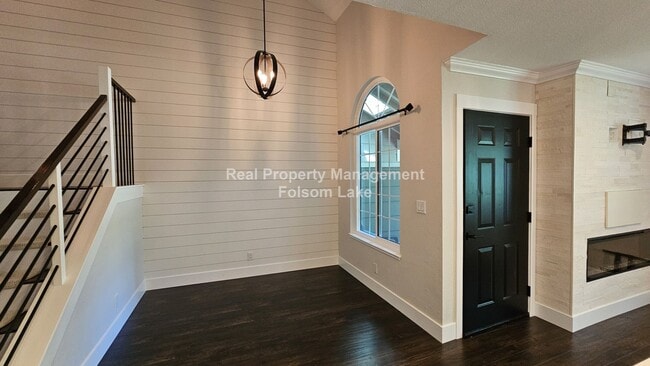 Building Photo - Modern Townhouse Living in Desirable Lakes...